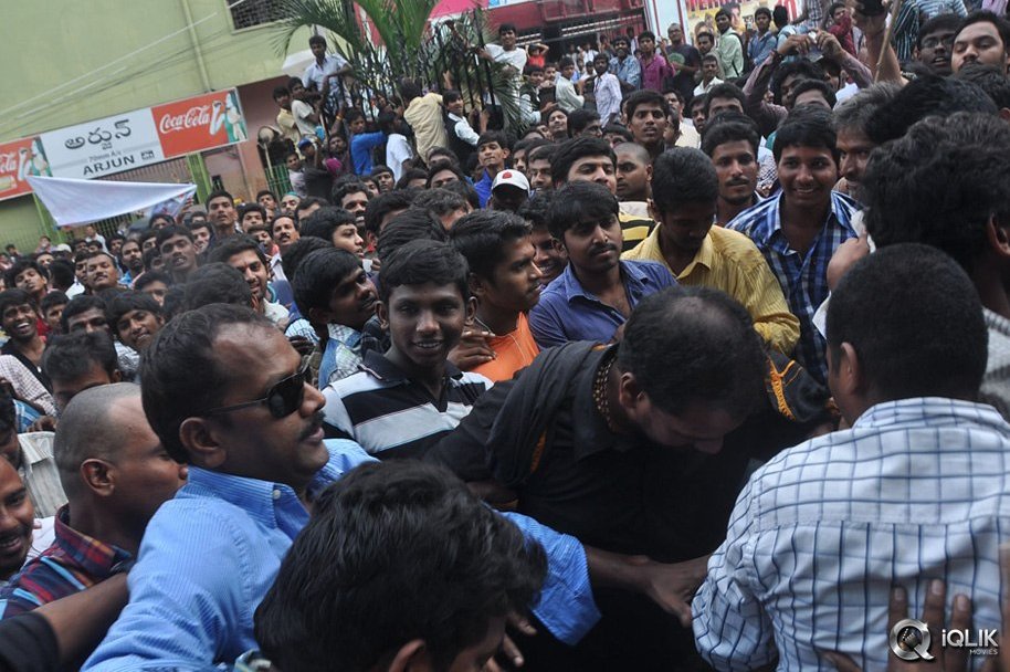 Pilla-Nuvvu-Leni-Jeevitham-Movie-Team-Visits-Viswanath-Theatre